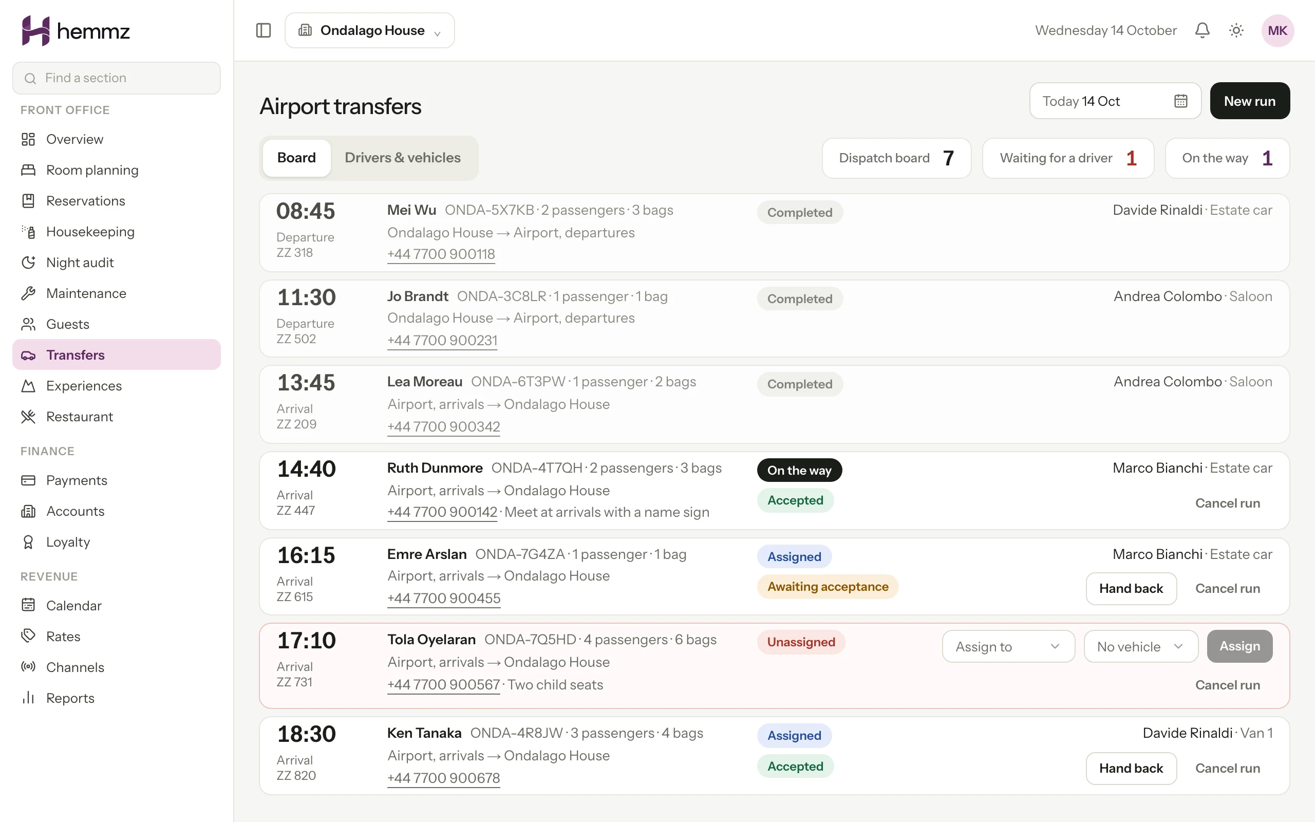 The airport transfers board: today's runs in time order with flight, guest, booking, driver, vehicle and state, including one run on the way and one still waiting for a driver. Illustration with sample data.